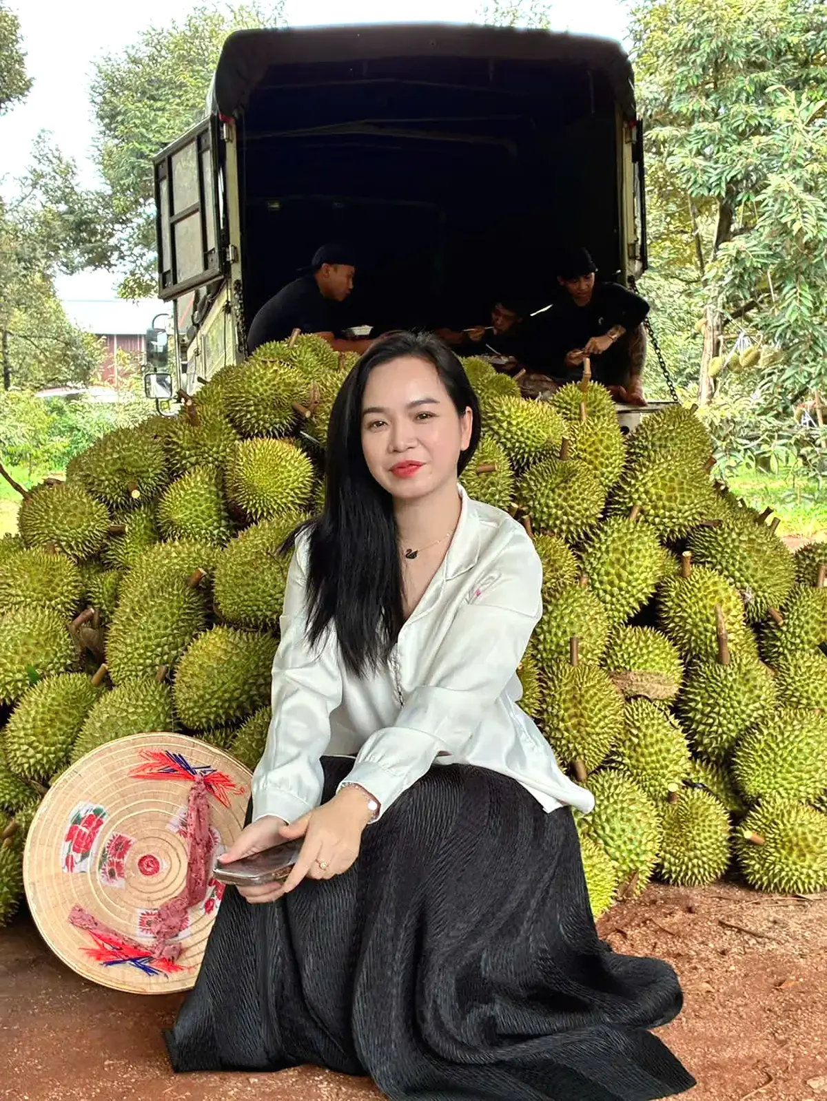 Ngọc Hoan trực tiếp làm hàng bên chuyến xe sầu riêng